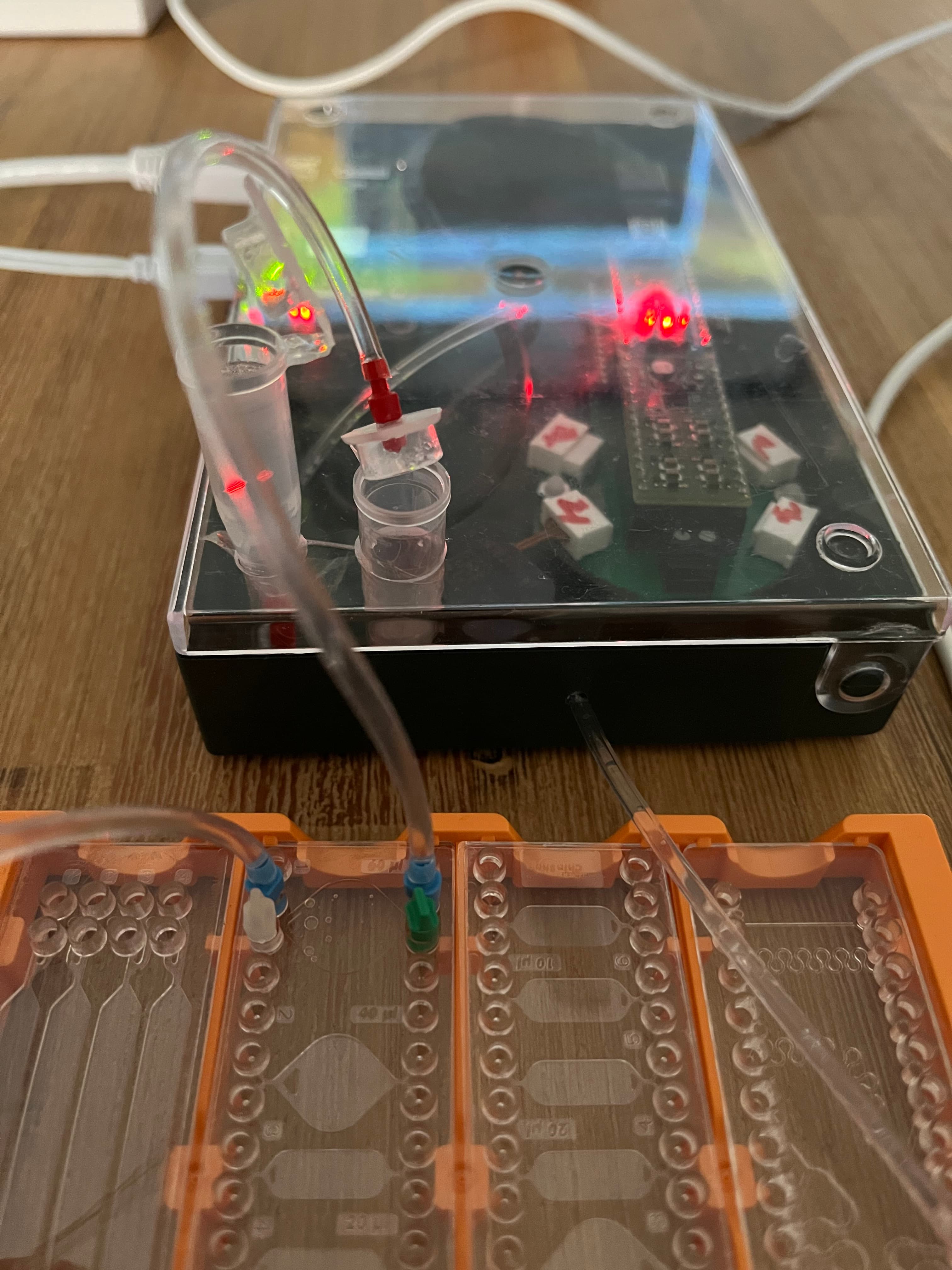 EMMA microfluidic pump unit connected to culture chambers
