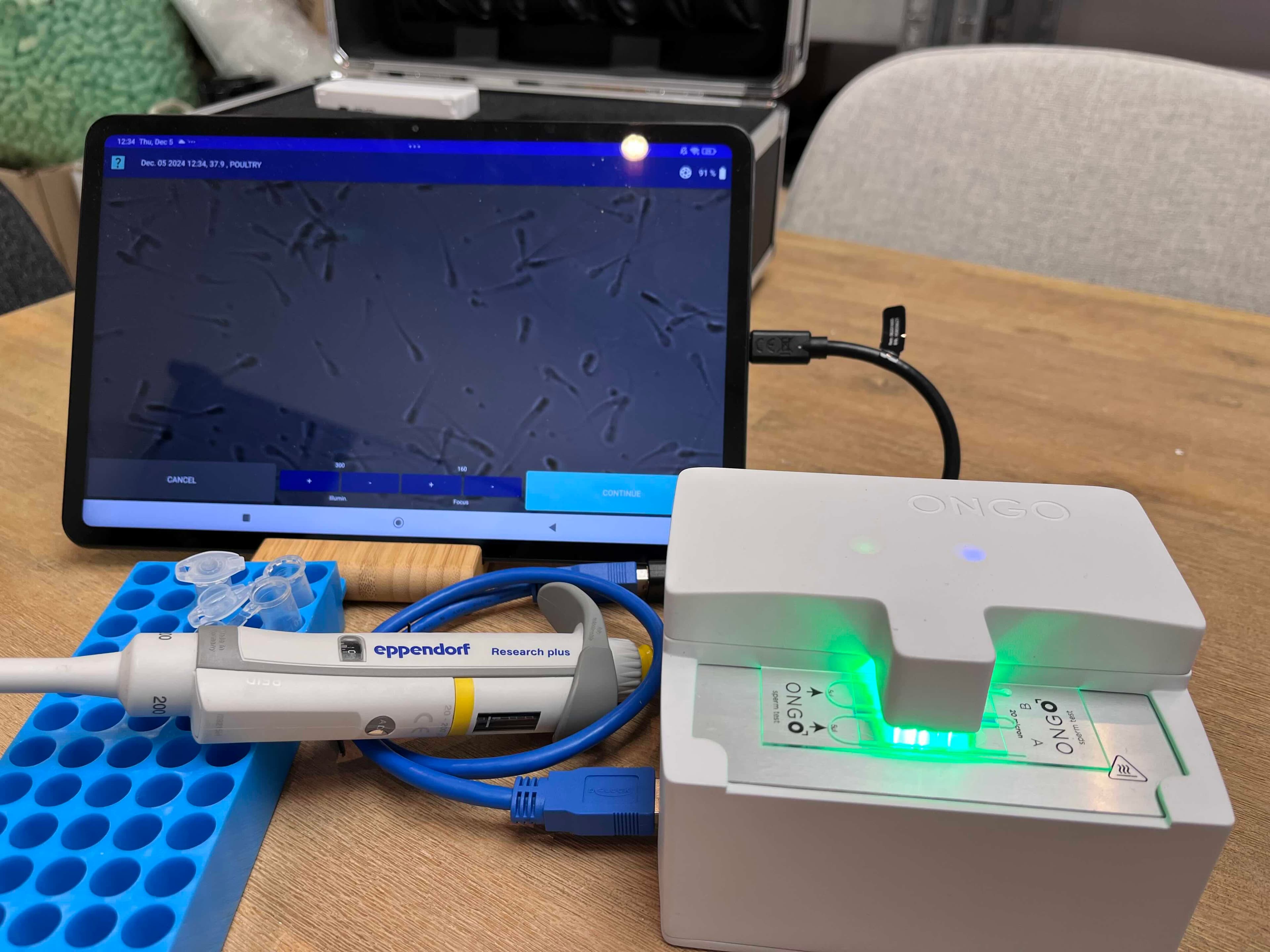 Ongo Vision device analyzing a sample, connected to tablet showing live CASA microscopy